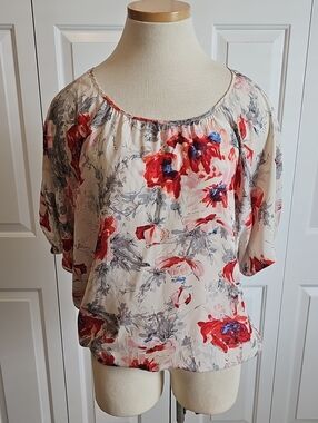 Cabi Floral Scoop Neck Women's Top in Cream and‎ Red. 100% Silk. Sz XS